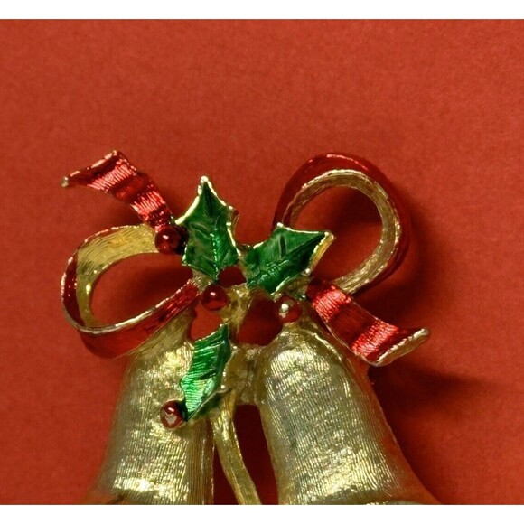 New View Christmas Bell Brooch Red Ribbon Gold Tone Pin Tree Holly Berries - Picture 3 of 11